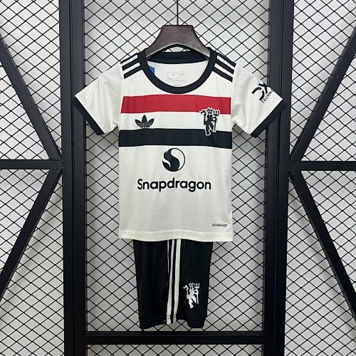 24/25 kids M-U third away