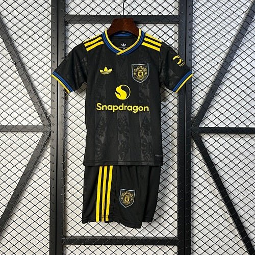 25/26 kids M-U third away