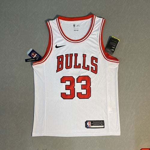 Bulls crew neck white No. 33 Pippen