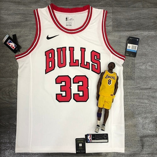 Bulls crew neck white No. 33 Pippen